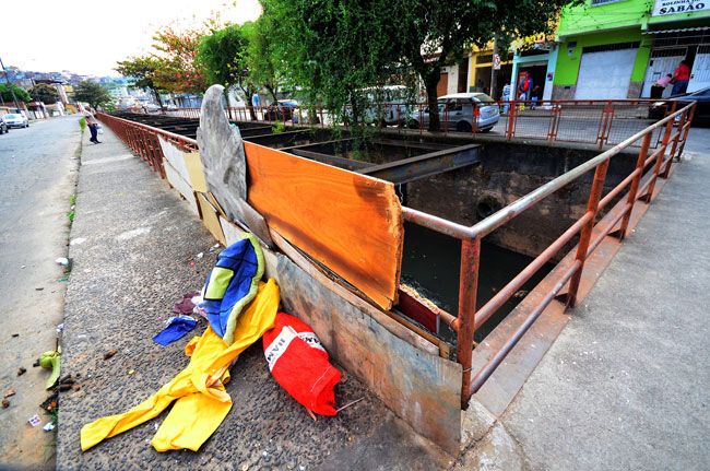 Improviso para evitar acidentes na Avenida Santa Luzia (Olavo Prazeres/20-07-16)