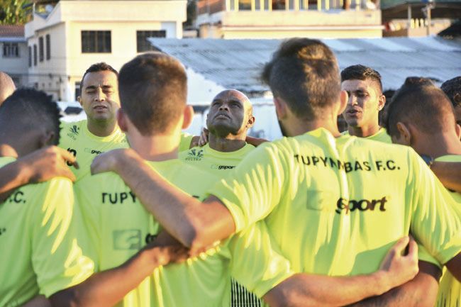 Baeta volta a campo e técnico minimiza proximidade da estreia 3 Jogadores se reúnem no primeiro treino do Baeta (Marcelo Ribeiro/06-07-16)