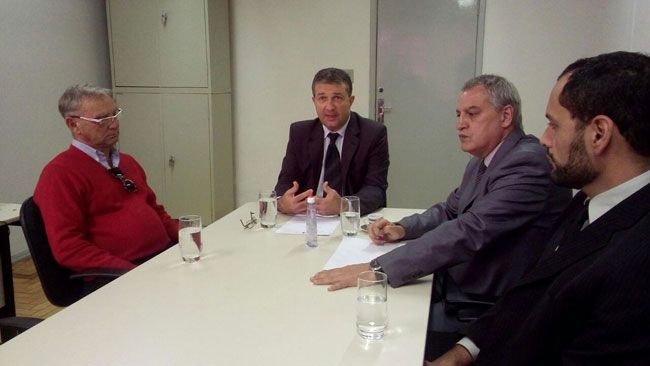 Juiz Paulo Tristão (ao centro) e diretores da OAB falam sobre importância da iniciativa (Vivia Lima)