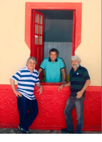 Resultado de muitas andanças 2 Márcio Itaboray, José Rafael Leão e Carlos Sérgio Santos são fotografados por um morador enquanto visitavam Bias Fortes (Divulgação)