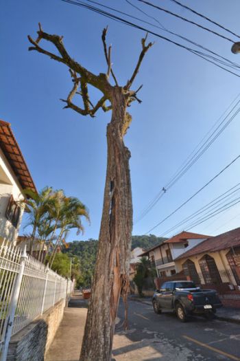 na rua trieste trentini no vale do ipe estrutura esta inclinada e rachada