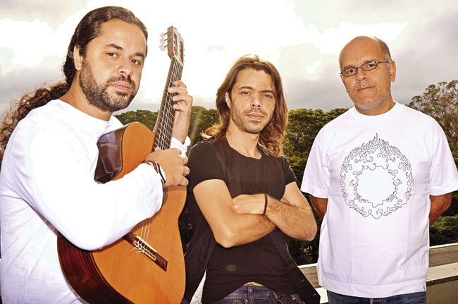 O português João Pires, o mineiro Vitor Santana e o percussionista Marcos Suzano fazem mistura de samba, fado, rock, rumba e flamenco (Divulgação)