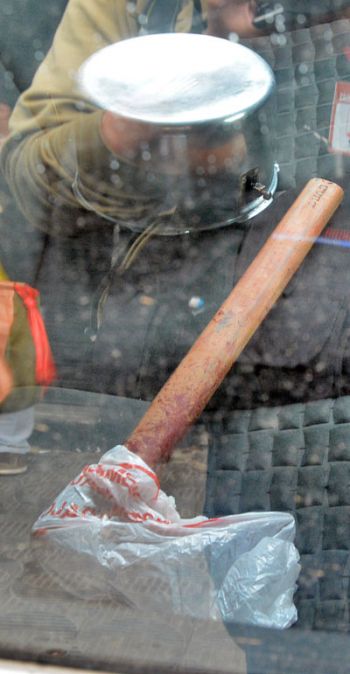 Três mulheres assassinadas 6 Objetos usados no crime, como machadinha e panela de pressão, são apreeendidos pela polícia (Marcelo Ribeiro/30-06-16)