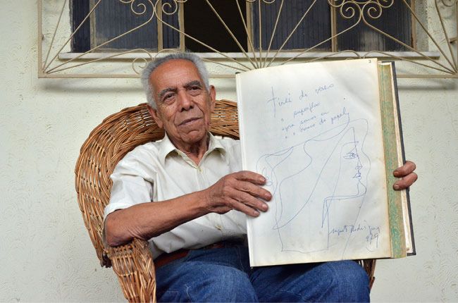 MARCELO RIBEIRO Sidivan, dono da Capela, preserva livro com mensagens de artistas