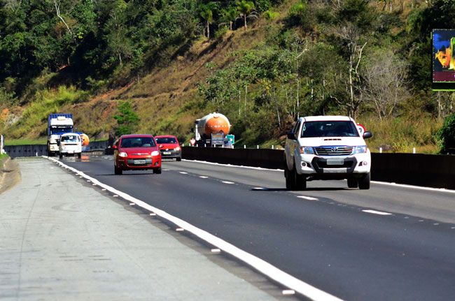 Tribuna esteve ontem na BR-040 e flagrou dezenas de carros com faróis apagados (Olavo Prazeres/08-07-16)