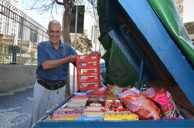 Ao lado de sua carrocinha, Seu Zé acompanha gerações de juiz-foranos 