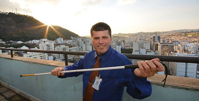 Auxiliar de serviços gerais da médica Alice Amaral, Vanderlei posa no topo do edifício Alber Ganimi, onde trabalha (MARCELO RIBEIRO)