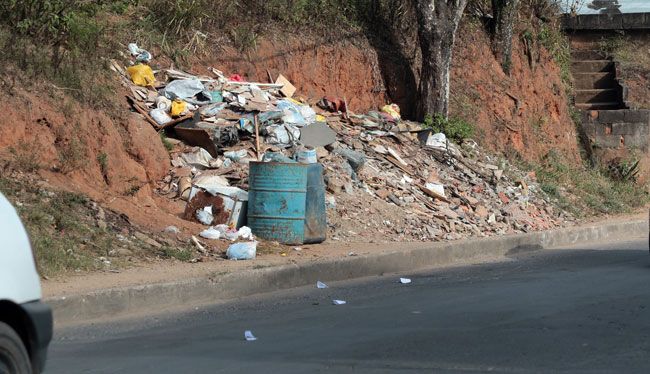 Bota-fora irregular fica na Avenida Juiz de Fora (Fernando Priamo/09-08-16)