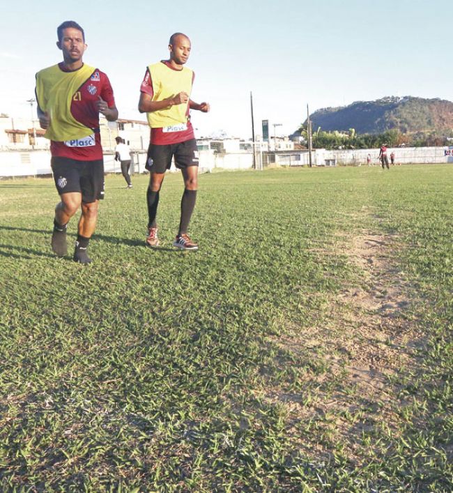 Campo duro e seco aumenta risco de lesões (leonardo costa)