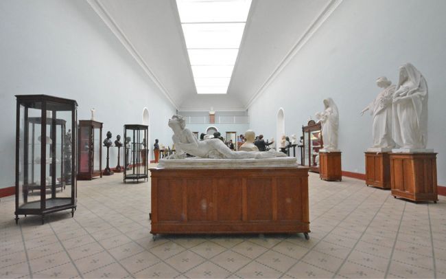 Cerca de 200 peças do acervo do museu estão expostas na Galeria Maria Amália, com destaque para a escultura de Santo Estevão, de Rodolpho Bernardelli 