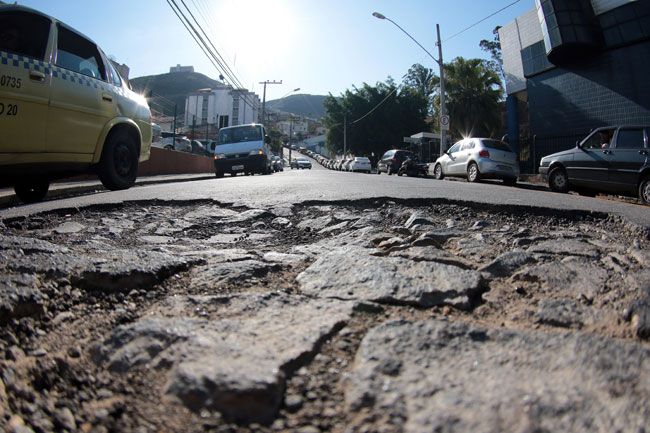 Cratera toma parte da Rua Dr. Dirceu de Andrade, na altura do número 80 (Fernando Priamo/02-08-16)