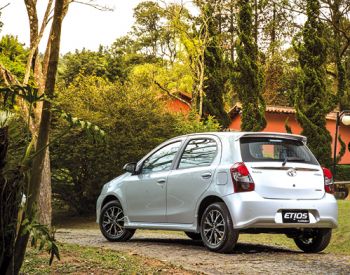 Etios Platinum ganhou novos para-choques, rodas com design exclusivo, lanternas traseiras com máscara negra e sensor de estacionamento na cor do carro