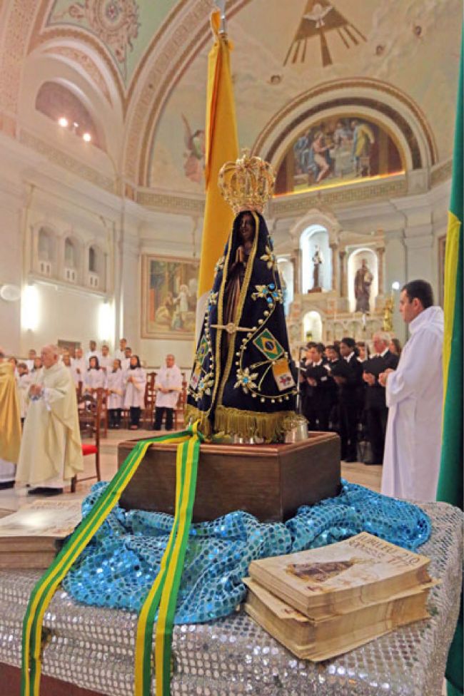 Fiéis lotaram a Catedral, ontem à noite, para missa presidida por Dom Gil Antônio Moreira (Leonardo Costa/25-08-16)