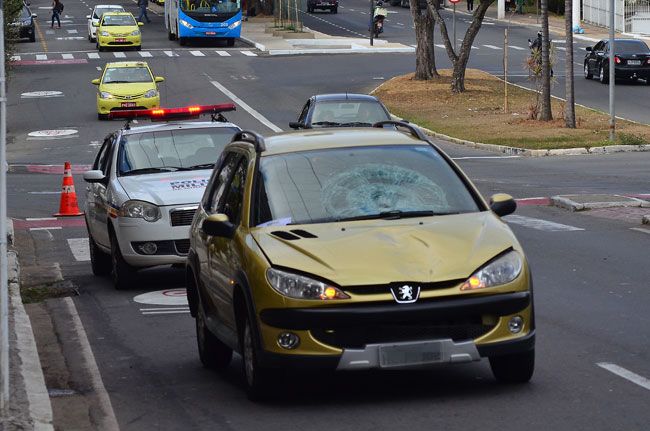 Idosa foi atingida por Peugeot 206 Escapade na esquina da Avenida Rio Branco com Rua Doutor José Procópio Teixeira, no Bom Pastor (Olavo Prazeres/04-08-16)