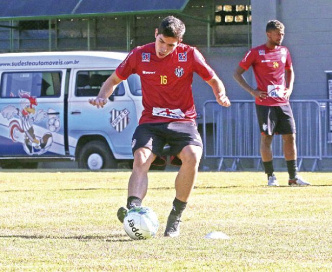 Meia Pedrinho treinou entre os titulares esta semana (leonardo costa)