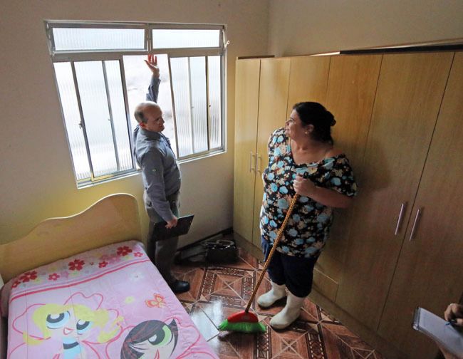 Moradora do Bairro Araújo, Ana Maria Rodrigues Jesus teve prejuízo em janela no quarto da filha (Leonardo Costa/18-08-16)