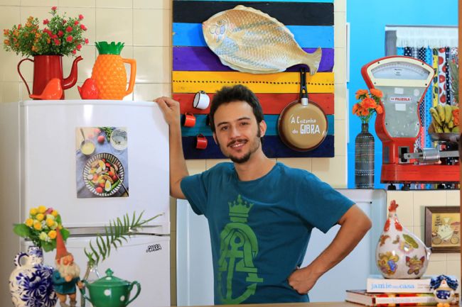 O apresentador Gibran Lamha abre sua cozinha para ensinar pratos caseiros com pitadas de humor e informalidade