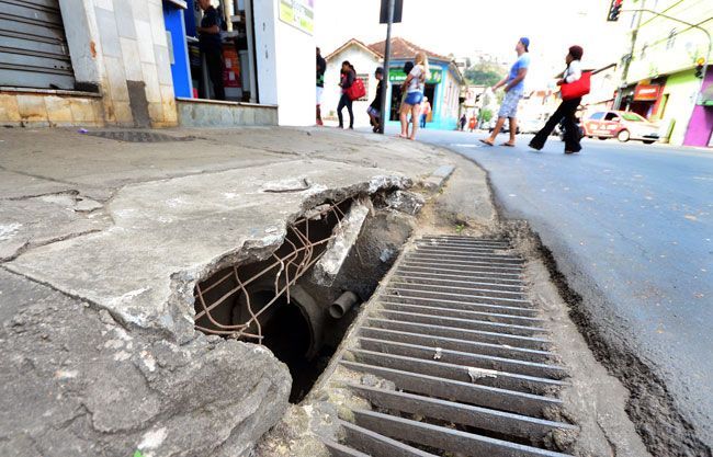 Perigo para pedestres na esquina das ruas Chácara com Ibitiguaia (Olavo Prazeres/08-08-16)