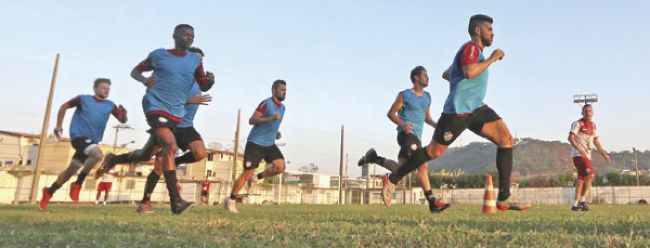 Preparador avalia lesões no Tupi 2 Preparador Renê Carlos comemora intertemporada (leonardo costa/09-08-16)