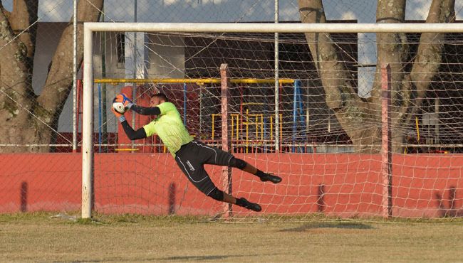 De volta aos gramados 2 Regularizado apenas após a estreia do Baeta, goleiro Cesar joga hoje (Marcelo Ribeiro)