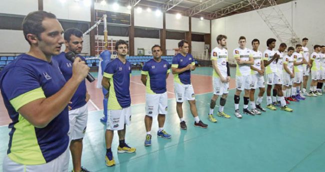 Técnico Henrique Furtado apresentou os atletas ontem, no ginásio da UFJF (leonardo costa/15-08-16)