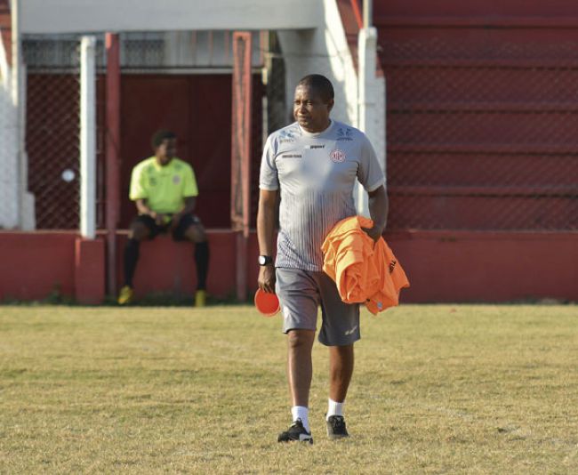 Evaristo lamenta quebra de ritmo 2 Treinador do Tupynambás avalia efeito de vitória por W.O (marcelo ribeiro)