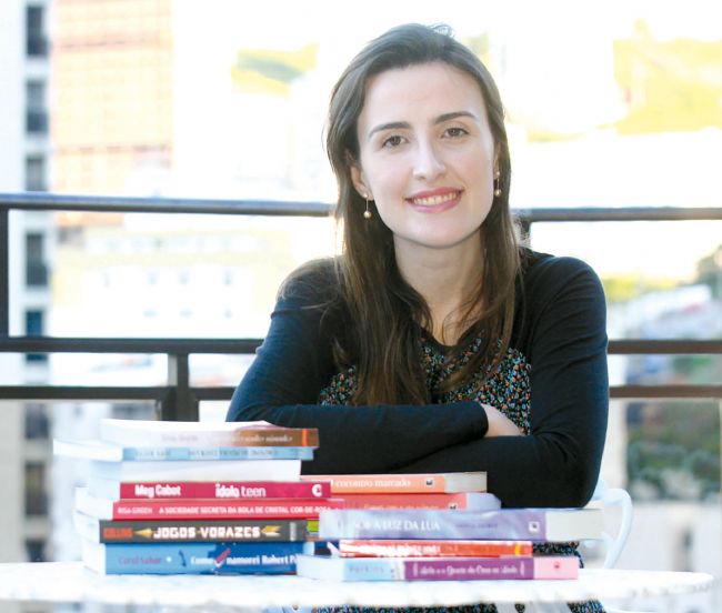 A juiz-forana Carol Sabar lança 'Cabeças de ferro' na Bienal do Livro de São Paulo