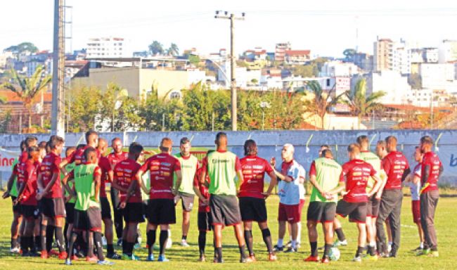 Após dois treinos à frente do time, Ricardinho já implementa nova cara ao carijó