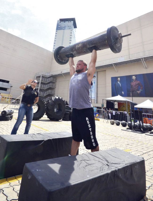 Strongman e slackline atraem público 2 Atletas disputaram força ontem no estacionamento do Independência Shopping (OLAVO PRAZERES/24-09-16)