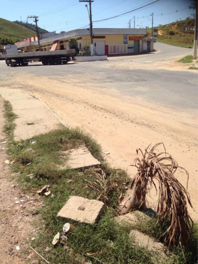 Buracos e terra no asfalto da Avenida JK