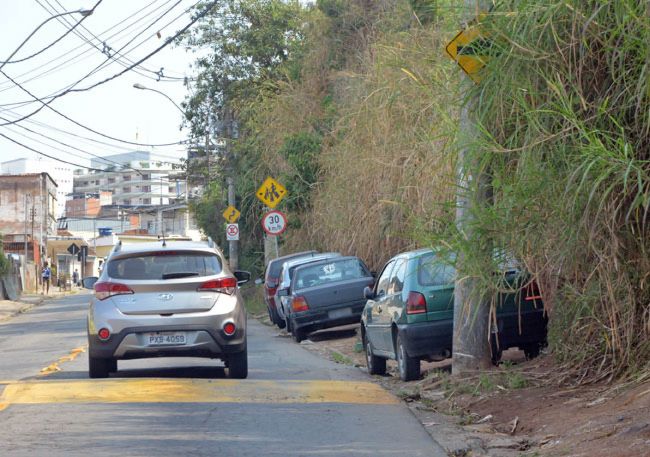 Calçada tomada por mato ainda serve de estacionamento para veículos (Marcelo Ribeiro/19-09-16)