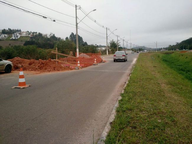 Com o passeio interditado, pedestres precisam trafegar pelo asfalto, em meio aos carros