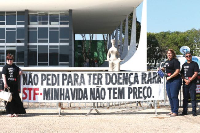 Entidades que cuidam de pacientes com doenças raras protestaram em frente ao STF