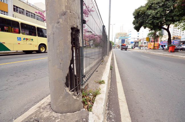 Ferros expostos em equipamento urbano próximo ao Largo do Riachuelo (Olavo Prazeres/23-09-16)