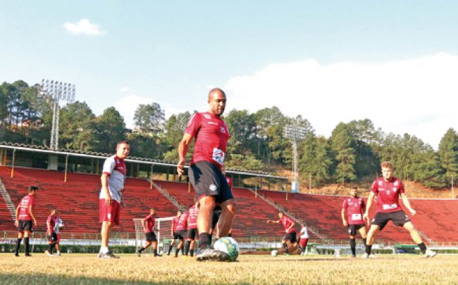Gabriel Santos retorna de suspensão e formará zaga com Thiago Salles