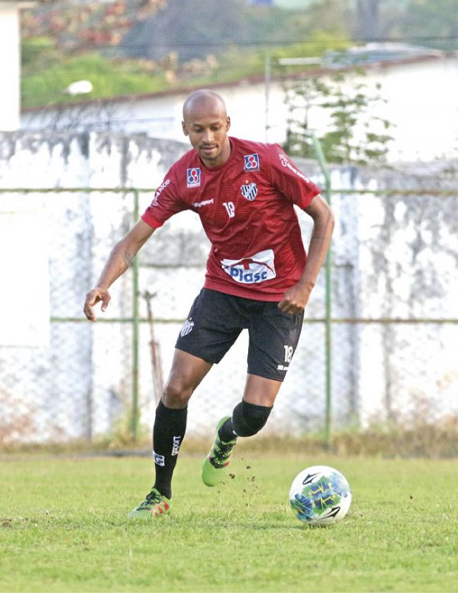 Meio-campista de origem, Vinícius Kiss vem atuando na lateral-direita (LEONARDO COSTA)