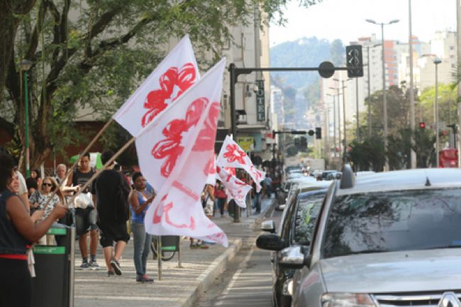 Militantes e cabos eleitorais começam a ocupar as ruas com bandeiras (Leonardo Costa/05-09-16)