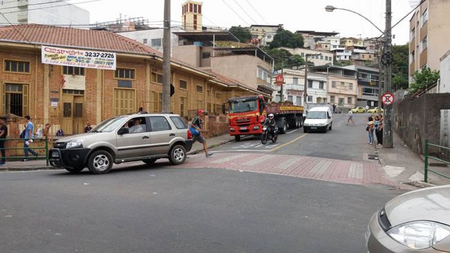 Morador reclama de carreta que estaciona com frequência em local proibido na Rua Nossa Senhora do Líbano (Fernando Dias)