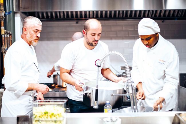 O chef paranaense ajudou a preparar menus com as sobras de ingredientes das Olimpíadas, servidos nos moldes dos grandes restaurantes à população vulnerável (Angelo Dalbo/divulgação)