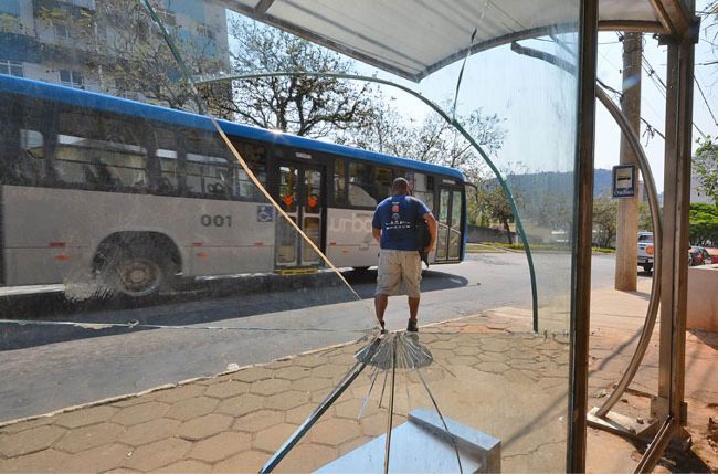 Ponto de ônibus no Alto dos Passos tem vidro quebrado (Marcelo Ribeiro/14-09-16)