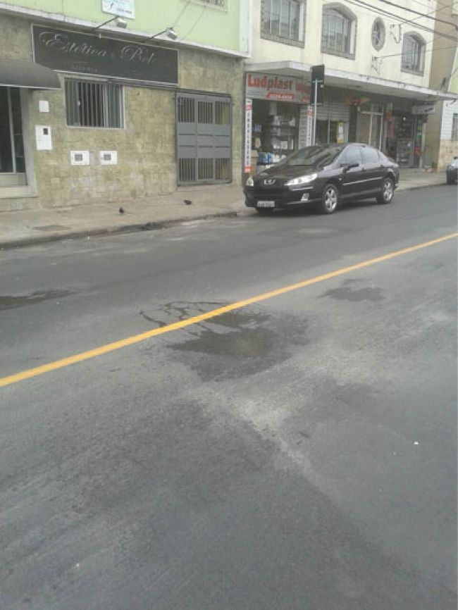 Problema na via do Bairro Santa Terezinha é antigo, segundo leitor (Márcio Augusto Pinto)