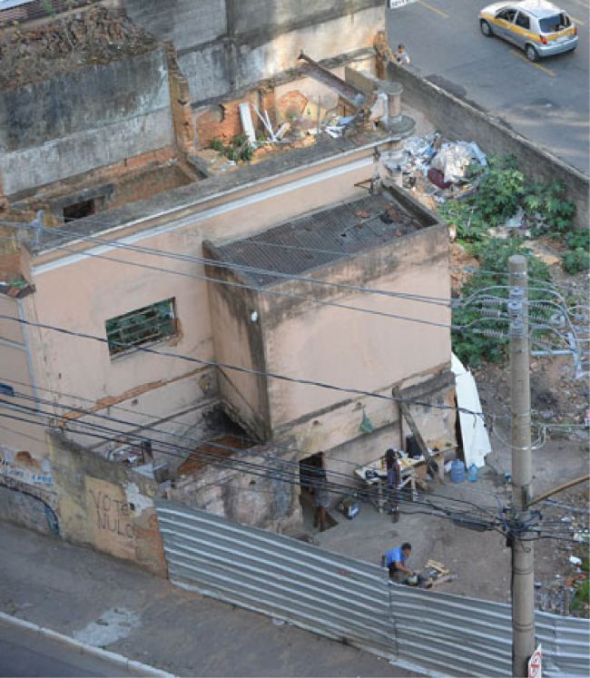 Rotina de casais é observada por moradores do entorno da casa em ruínas na Espírito Santo (Marcelo Ribeiro/12-09-16)