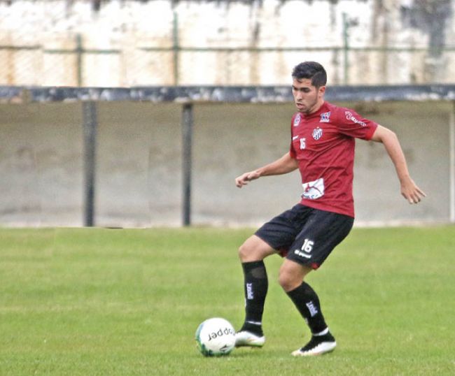 O primeiro de dez 2 Com a contusão de Octávio, Pedrinho ganha vaga no time (leonardo costa/03-10-16)