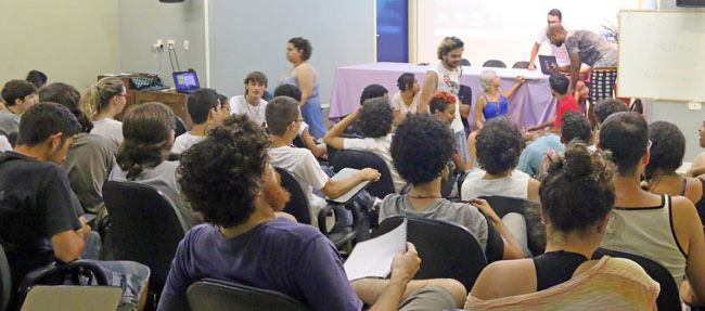 Convocados pelo Conselho de Centros e Diretórios Acadêmicos (Concada), estudantes se reuniram na Faculdade de Letras (Leonardo Costa/20-10-16)