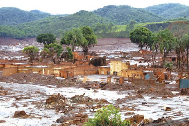 Distrito de Bento Rodrigues, município de Mariana, Minas Gerais, alguns dias após  rompimento da barragem da Mineradora Samarco, ocorrido em 5 de novembro de 2015