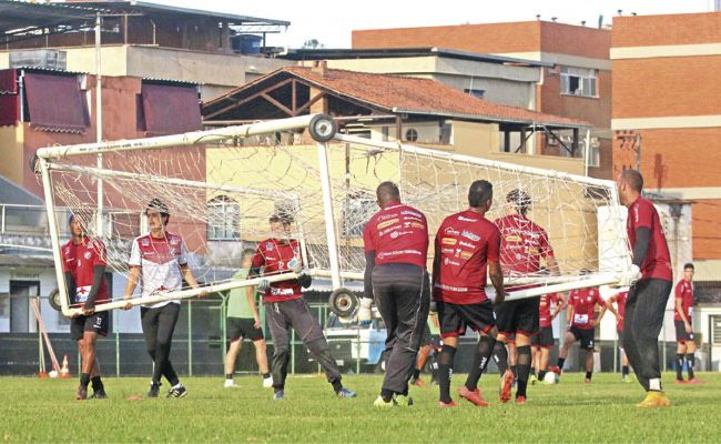 Seguem as mudanças no Tupi 2 Elenco treinou ontem, em Santa Terezinha, e volta a trabalhar hoje antes da viagem a SC (LEONARDO COSTA)