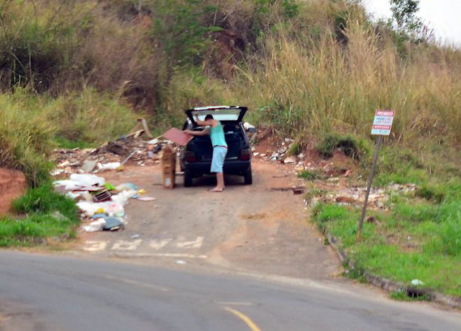 Homem abandona partes de um móvel em trecho da Conexão Sul (Olavo Prazeres/30-09-16)