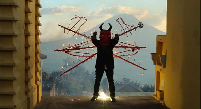 Jovens se encantam com o fogo e a pirotecnia em festa de queima do diabo