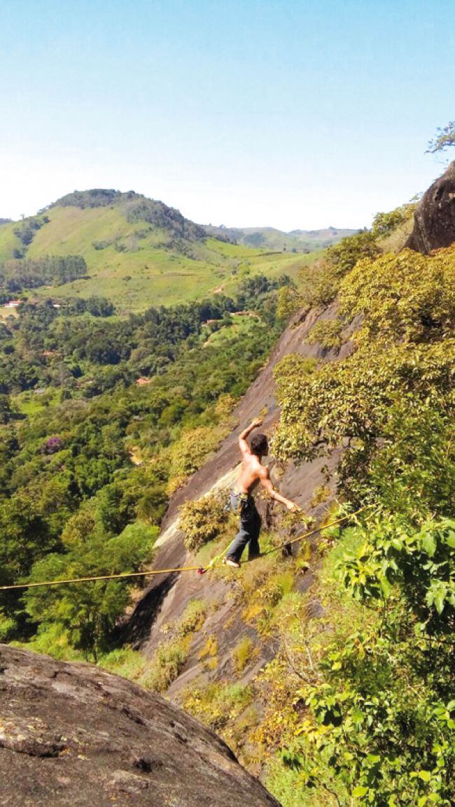 Pietro Barreto se aventura no highline do Floresta