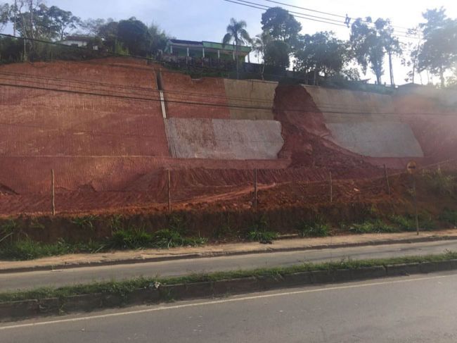 Problema de desmoronamento de terra ocorre na Avenida Juiz de Fora, no Granjas Bethânia (Daniel Juliani)